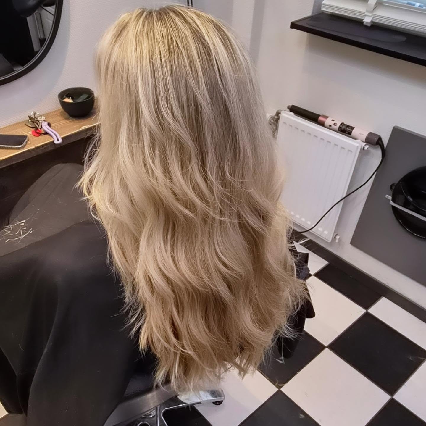 Lang lichtblond haar met fullhead highlights, van achteren gezien