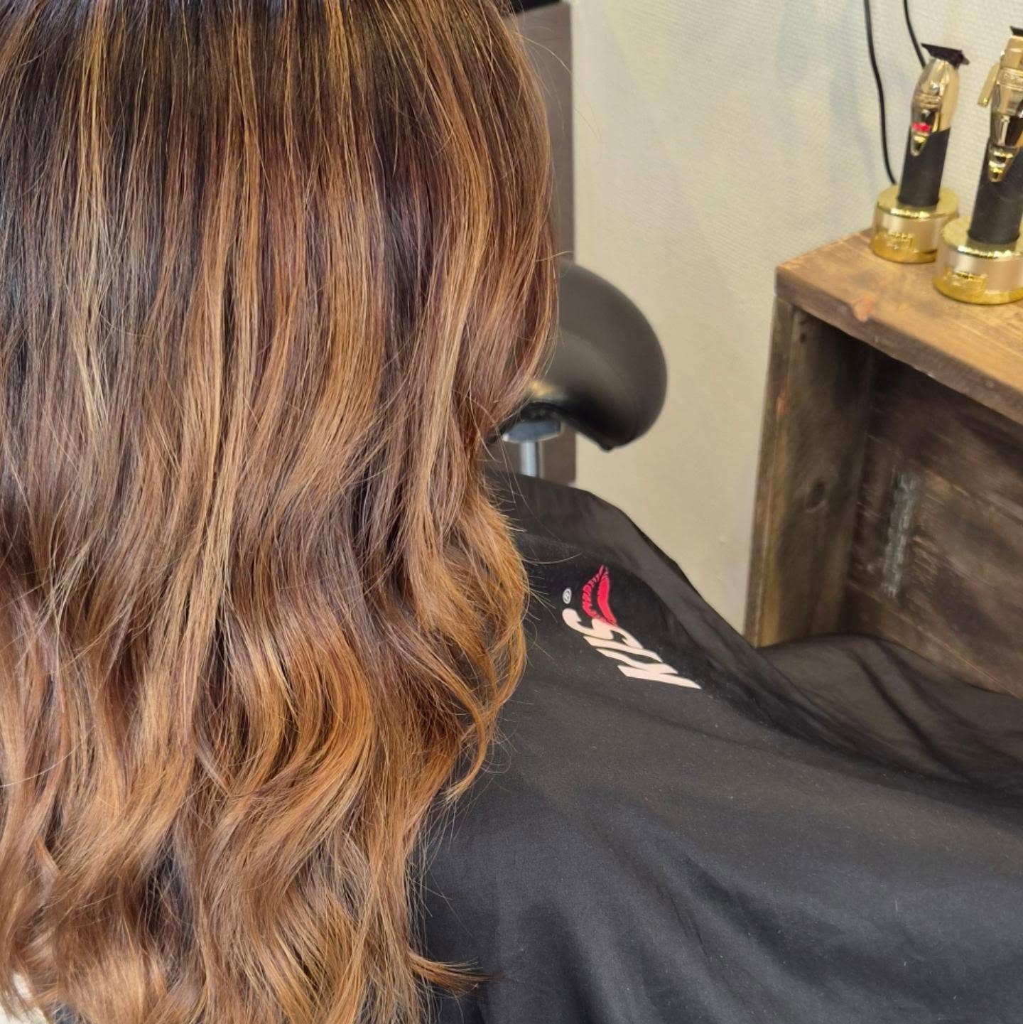 Bruin haar met warme koperkleurige highlights en lowlights, van dichtbij