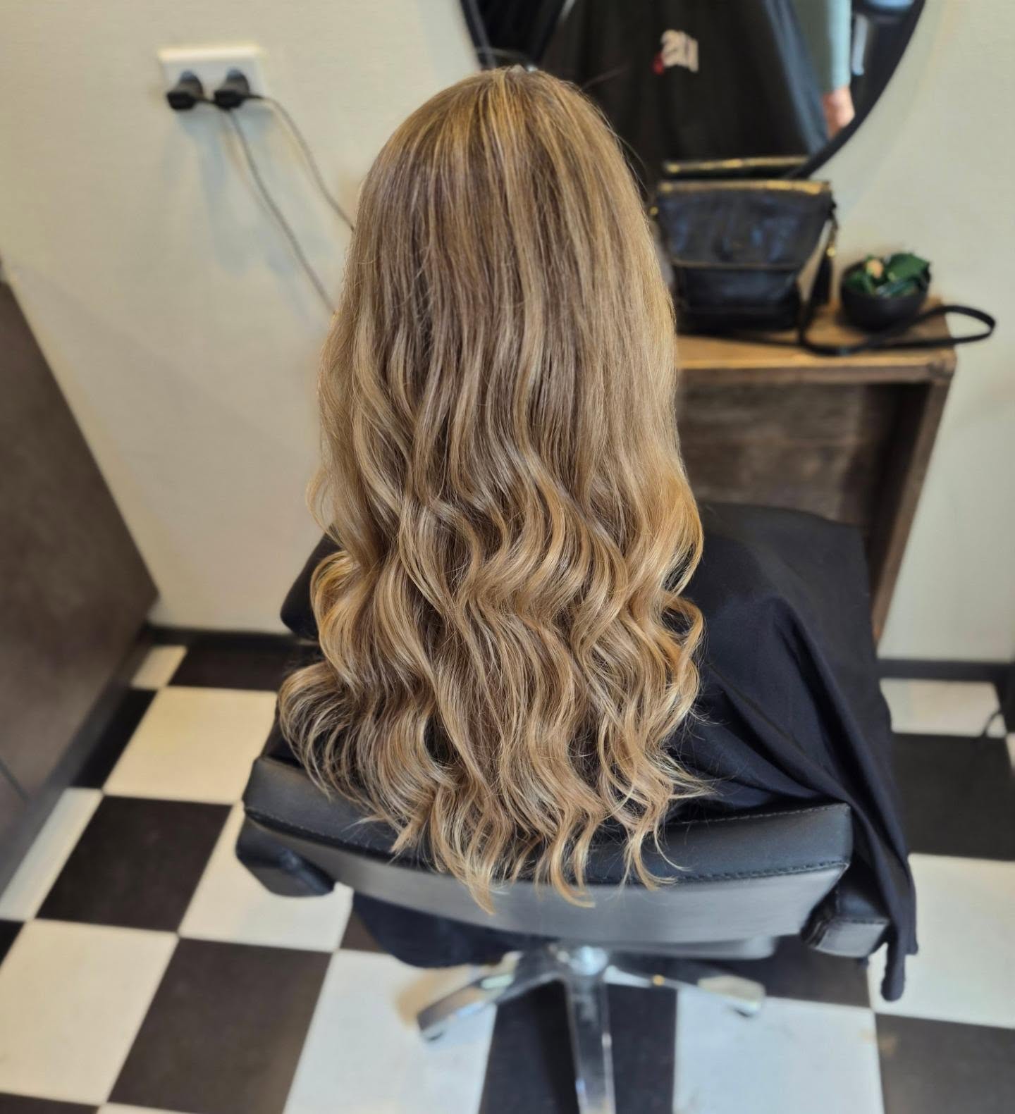 Lang haar met babylights en losse krullen, van achteren gezien
